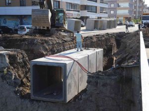 Altınordu’da 30 Yıllık Yağmur Suyu Hattı Sil Baştan Yenileniyor