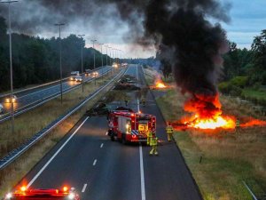 Hollanda’da Yol Kapatan Çiftçiler Saman Balyalarını Ateşe Verdi