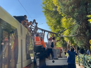 Elektrik Bağlantı Çubuğu Kırılan Tramvay Yolda Kaldı