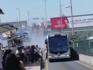 Üsküdar’da Metrobüsten Dumanlar Çıktı, Panikle Yolcular Tahliye Edildi