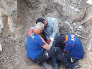 İ̇nşaat Temelinde Meydana Gelen Toprak Kaymasında 1 İşçi Yaralandı