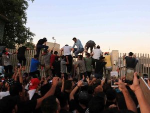 Irak Parlamentosunu Basan Protestocular Sadr’ın Çağrısı Üzerine Geri Çekildiler
