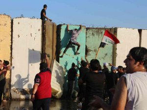 Irak’ta Şii Lider Sadr’ın Destekçileri Parlamentoyu Bastı