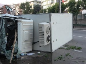 Ağaçları Yerinden Söken Kamyonet Yan Yattı: 2 Kişi Yaralandı