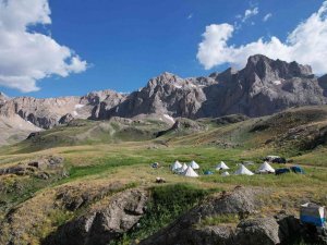 Göçerler 2 Bin 800 Rakımlı Yaylalarda Zorlu Hayvancılık Mesaisinde