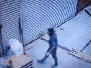 Sancaktepe’de İş Yerinin Önünde Bulunan Malzemeleri Çalan Hırsız Kamerada