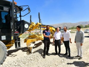 Yeşilyurt’ta Sanayi Alanlarının Yollarını Konforlu Hale Getiriliyor