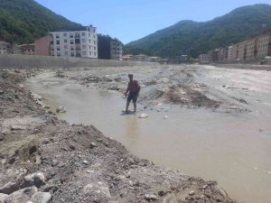 Selin Vurduğu Bozkurt’ta Ezine Çayı’nın Suyu Çekildi, Vatandaşlar Karşıya Yürüyerek Geçiyor