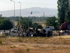 Kontrolden Çıkan Boya Yüklü Tır Devrildi, Ölen Ya Da Yaralanan Olmadı