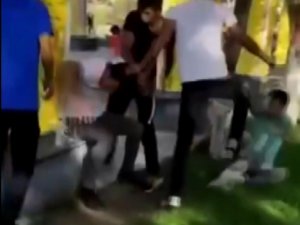 Parkta Oturan Gençleri Gülerek Dövüp Video Çektiler