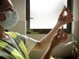 Hindistan’da Aynı Şırıngayla 30 Öğrenciye Covid-19 Aşısı Yapıldı