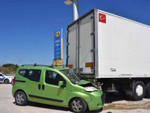 Hafif Ticari Araç Tıra Çarptı: 1 Yaralı