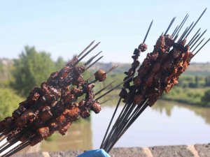 Diyarbakır, Ciğer Tartışmasına Noktayı Koydu: 1 Ton Ciğerle Tescil Belgesi Açıklandı