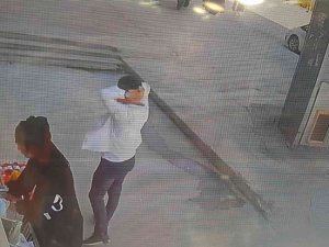 Biri Çaldı Diğeri Çevreyi Gözlemledi
