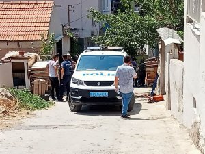 İ̇zmir’de Hareketli Dakikalar: Bir Kişi Karısını Bıçakla Rehin Aldı
