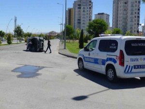Kayseri’de Otomobil Yan Yattı