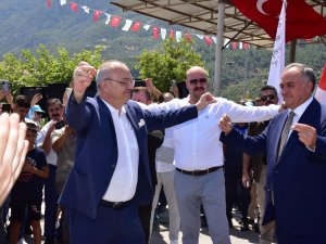 Büyükşehir Çalışanlarından Maaş Zammına Davullu Zurnalı Kutlama