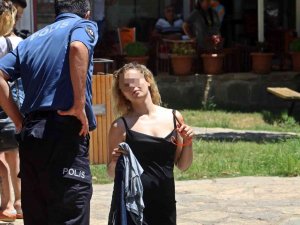 Süs Havuzu Başında Elini Kalemle Kırmızıya Boyayan Genç Kız, Polisi Alarma Geçirdi