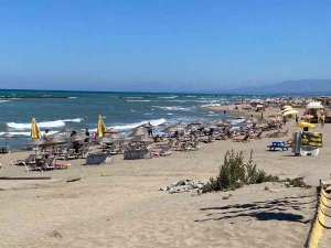 O Bölgelerde Kırmızı Bayrak Asıldı, Denize Girmek Yasaklandı