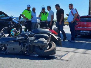 Fatih’te Park Halinde Otomobile Çarpan Motosikletli Yaralandı