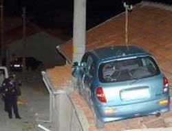 Otomobil, evin çatısına uçtu