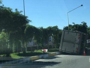 Yalova’da Virajı Alamayan Kamyonet Devrildi