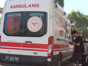 Aniden Yola Atlayan Çocuğa Otomobil Çarptı