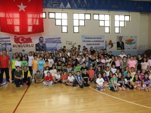 Başkan Şahiner’den Genç Sporculara Forma Desteği