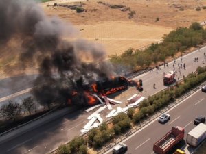 İ̇zmir’de Saman Yüklü Tır Yandı, Alevler Ağaçlara Sıçradı