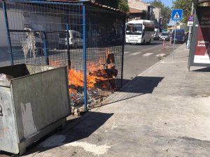 Yanan Geri Dönüşüm Konteynırını Vatandaşlar Söndürdü