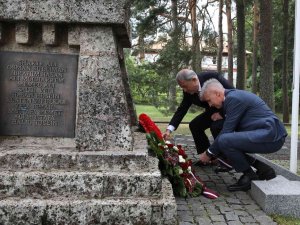 Bakan Akar, Letonya’daki Cesis Türk Şehitliği’ni Ziyaret Etti