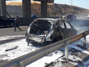 İ̇zmir’de Gurbetçi Ailenin Otomobili Yandı