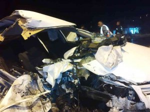Kamyona Arkadan Çarpan Otomobildeki 2 Kişi Ağır Yaralandı