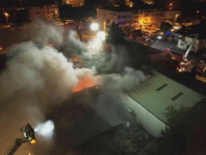 Avcılar’da Geri Dönüşüm Fabrikasında Korkutan Yangın