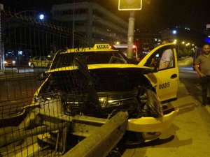 Taksiyle Çarpışan Araç Kaza Yerinden Kaçtı