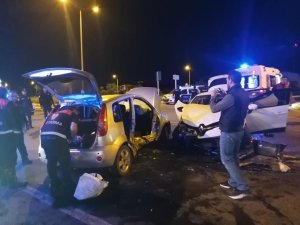 Sivas’ta İki Otomobil Çarpıştı: 8 Yaralı