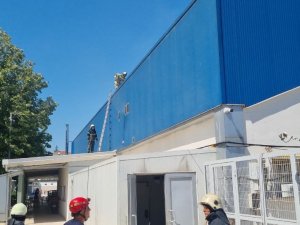 Yüzme Havuzunda Yangın Paniği; 4 Kişi Dumandan Etkilendi