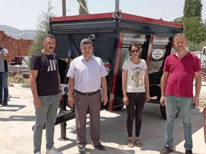 Manisa Büyükşehir’den Selendili Çiftçilere Katı Gübre Makinesi