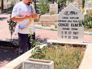 Başpehlivan Şimşek, Cengiz Elbeye’nin Mezarını Ziyaret Etti