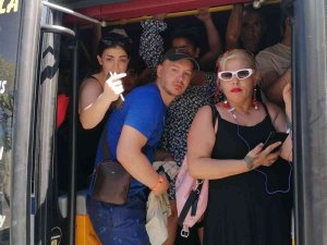 Turist Çocuk, Gereğinden Fazla Yolcu Taşınan Minibüste Baygınlık Geçirdi