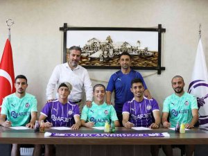 Afyonspor 5 Futbolcuyla Birden Sözleşme İmzaladı