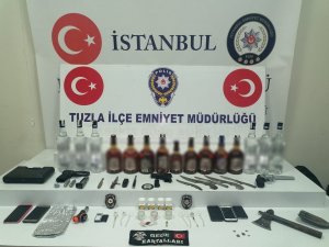 Yol Uygulamasında Durdurulan Otomobilden ’Cephanelik’ Çıktı