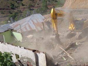 Haberi Olmadan Tapusuna Şerh Konuldu, Evi Yıkıldı