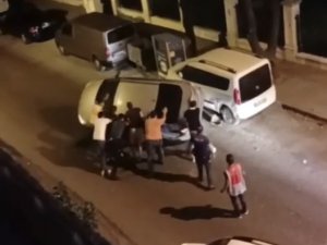 Zeytinburnu’nda Yan Yatan Otomobilde Sıkışan Sürücüyü Arkadaşları Kurtardı