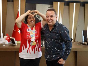 Dünya Şampiyonu Olarak Gururlandırdılar