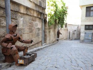 Atık Demirlerden Yapılan Figürler, Bey Mahallesi’ne Renk Katıyor