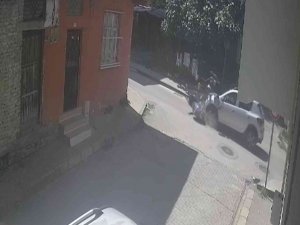 Otomobil İle Motosikletin Çarpıştığı Kaza Kamerada