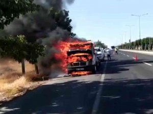 Şanlıurfa’da Oto Kurtarma Aracı Alev Alev Yandı