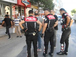 Ekmek Sırası Beklerken Başına Düşen Cam Parçaları İle Yaralandı