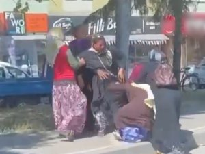 Kocaeli’de 7 Dilenci Kadın Birbirine Girdi, O Anlar Kameraya Yansıdı